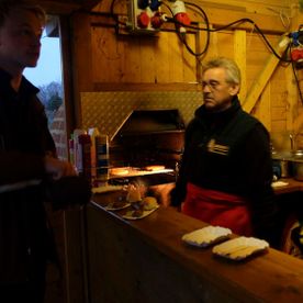 zwei Männer im Küchenbereich von Brand's Weihnachtsbäume